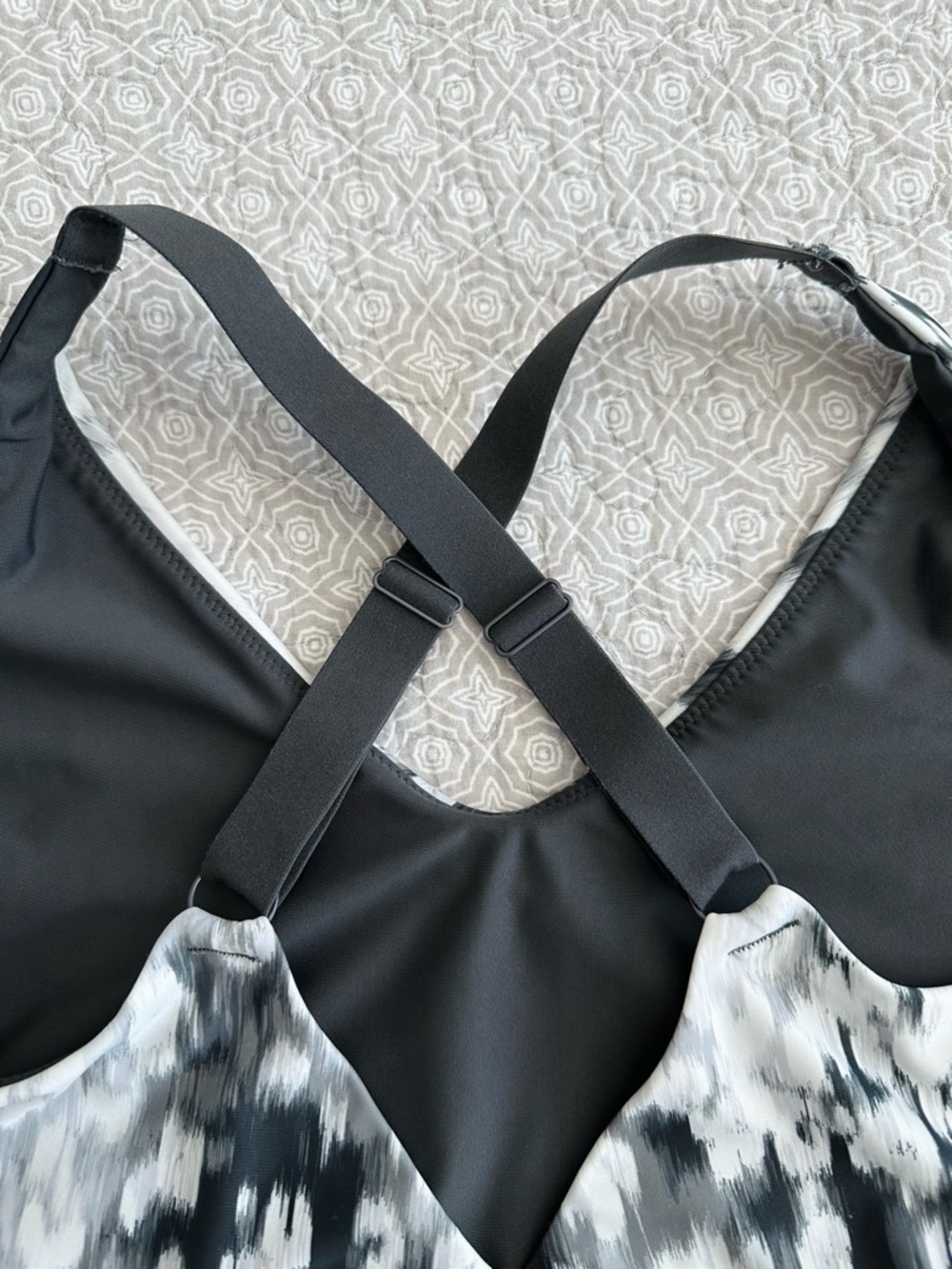 Offline by Aerie Shine Strappy Back Crisscross Sports Bra Black White Size XXL - Picture 4 of 6